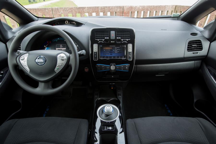Торпедо Nissan Leaf Black Edition 2016 года  (фото 9 из 13)